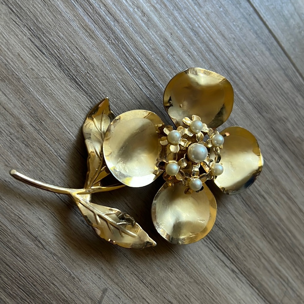 Vintage flower Pearl good tone fashion pin /lovely brooch